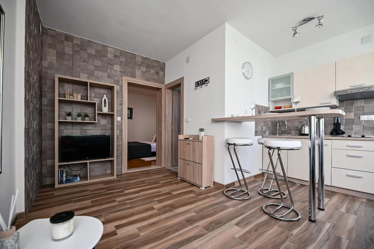 Remi Apartment Sukosan